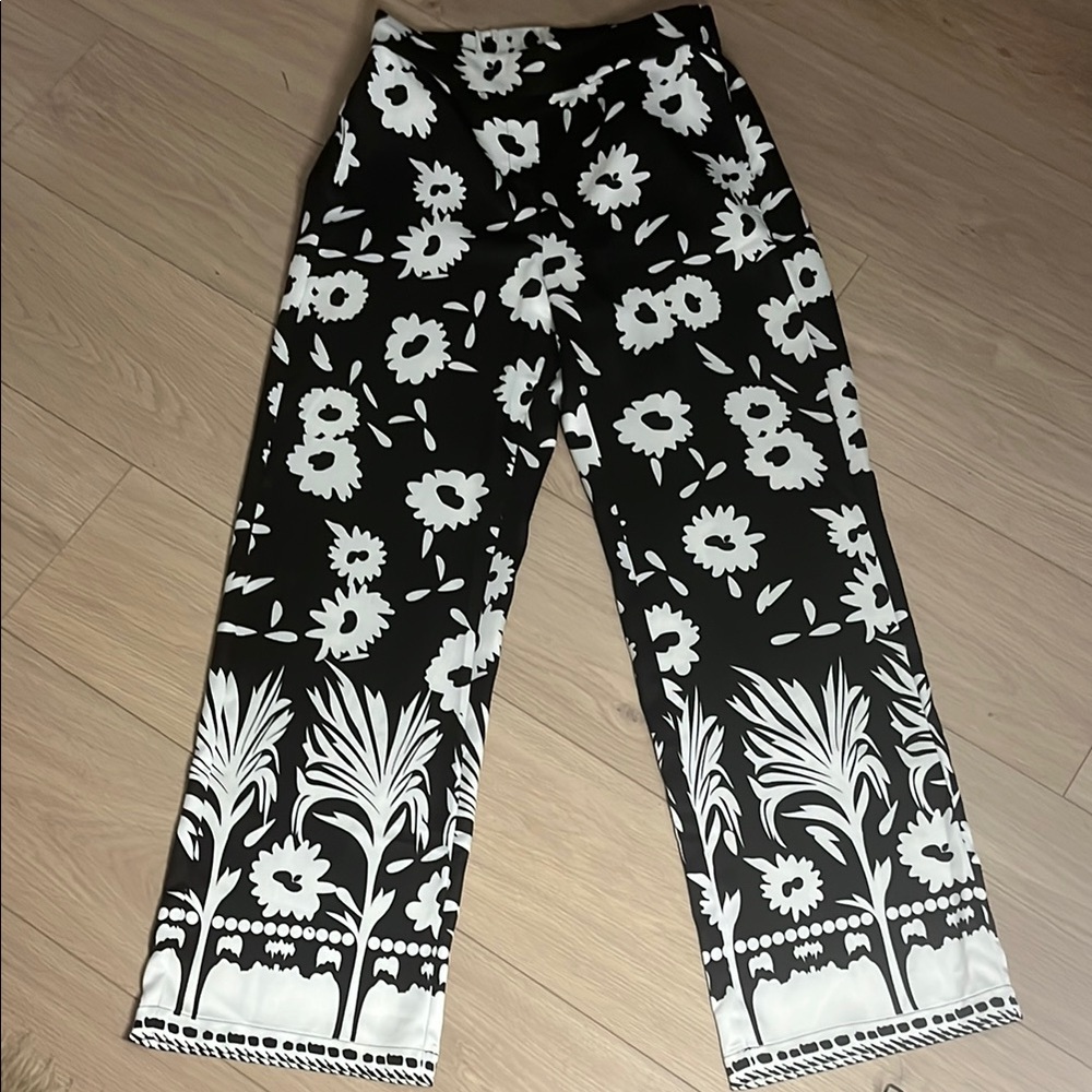 NWOT Rachel Zoe Monochrome Floral Pants